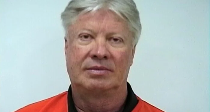 Robert Morris, fundador da Gateway Church, se entrega à polícia após ser indiciado por abuso sexual infantil