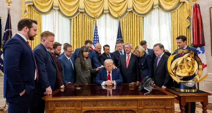 Líderes evangélicos oram por Donald Trump no Salão Oval da Casa Branca