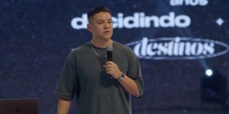 “Sua dor é legítima, mas abandonar igreja não é uma opção”, diz Téo Hayashi a desigrejados