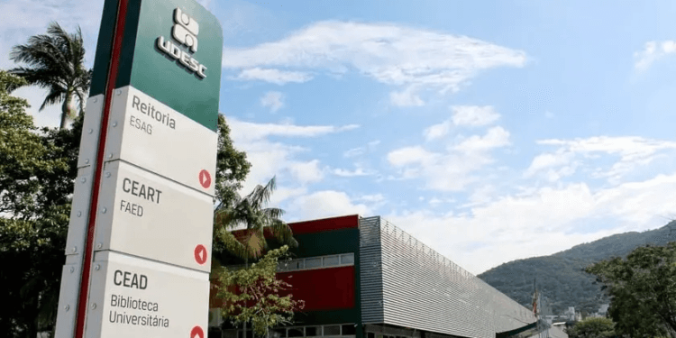 Estudantes evangélicos são proibidos de realizar encontros em universidade pública de SC