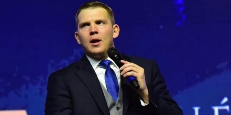 Pastor americano é indiciado por homofobia após pregação em congresso de jovens no DF