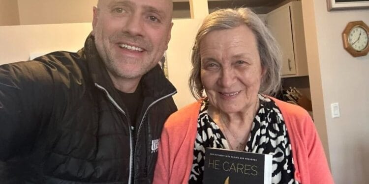 Testemunhos em Bíblias encorajam pacientes com câncer: ‘Esperança na Palavra de Deus’