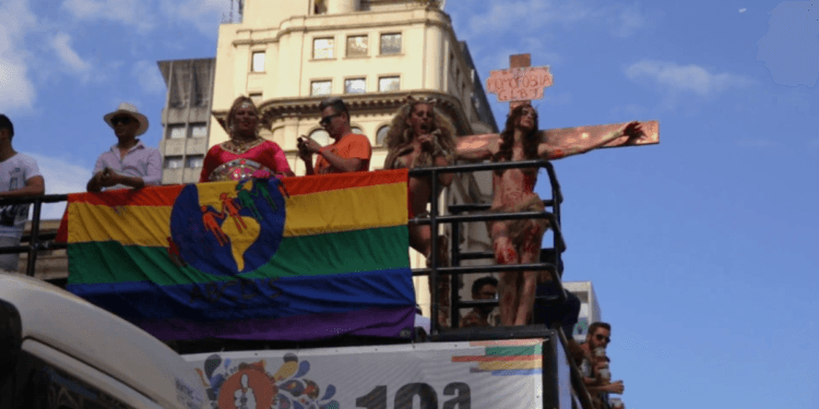 Projeto de Lei quer proibir símbolos cristãos em paradas LGBT