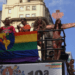 Projeto de Lei quer proibir símbolos cristãos em paradas LGBT