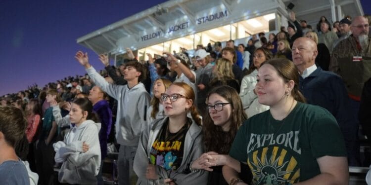 Igrejas de diferentes denominações se unem para evangelizar e 600 aceitam Jesus