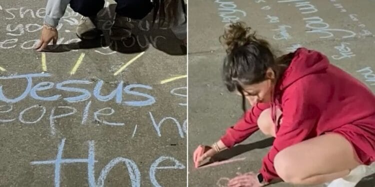 Estudantes espalham versículos por universidade nos EUA: “A Bíblia é a resposta”