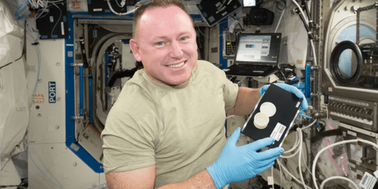 Astronauta da NASA preso 9 meses no espaço afirma: “Deus estava lá”