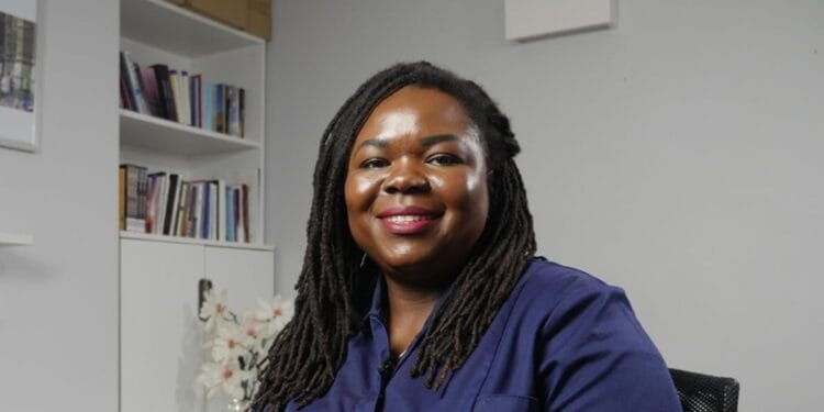 Enfermeira cristã é investigada ao se negar chamar pedófilo por pronome trans na Inglaterra