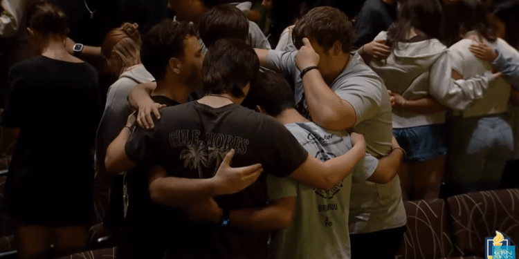 ‘Fome de Deus’: Estudantes se unem para orar por avivamento nas universidades