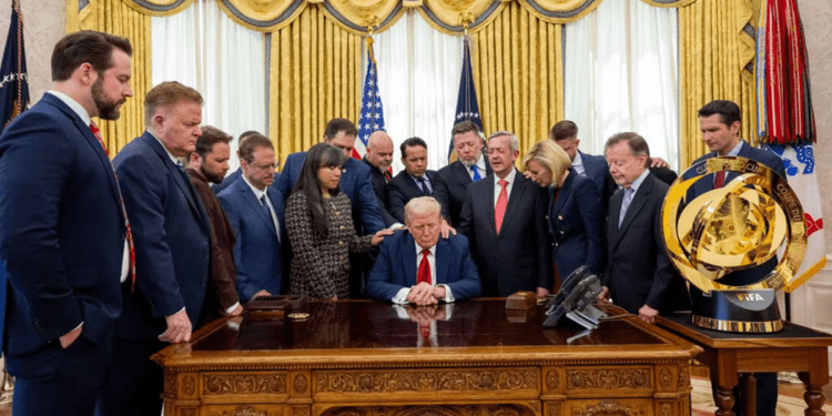 Pastores de todo os EUA se reúnem na Casa Branca para orar por Trump