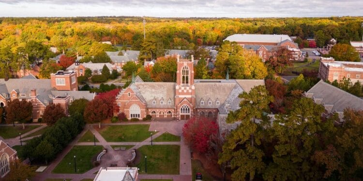 Universidade nos EUA ensina os alunos a tornar a Bíblia ‘queer’ e feminista