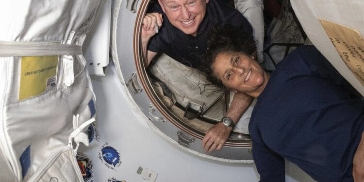 Retidos há 8 meses no espaço, astronautas devem voltar à Terra ainda em março