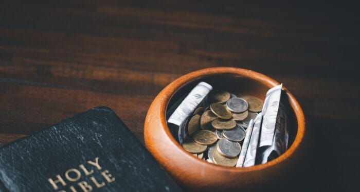 Estudo revela que maior generosidade está ligada a uma fé mais profunda em Deus