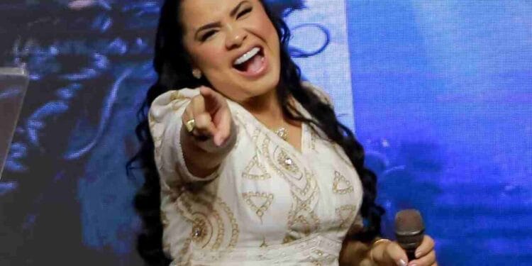 Cassiane canta com “segurança” em igreja para evitar contato físico