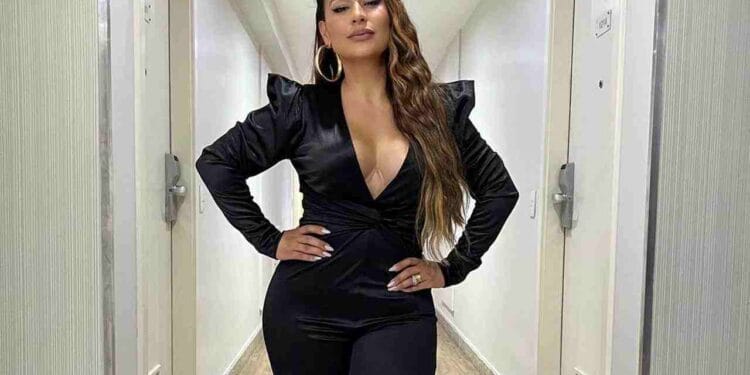 Após críticas, Simone canta hit de Anitta em show e provoca pastor