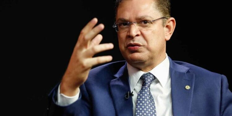 Líder do PL, pastor Sóstenes Cavalcante pressiona por votação do PL da Anistia