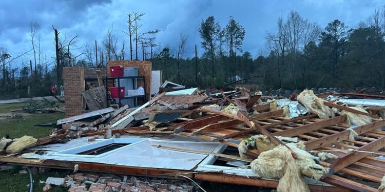 Casal sobrevive a tornado em banheiro: ‘Deus nos direcionou’