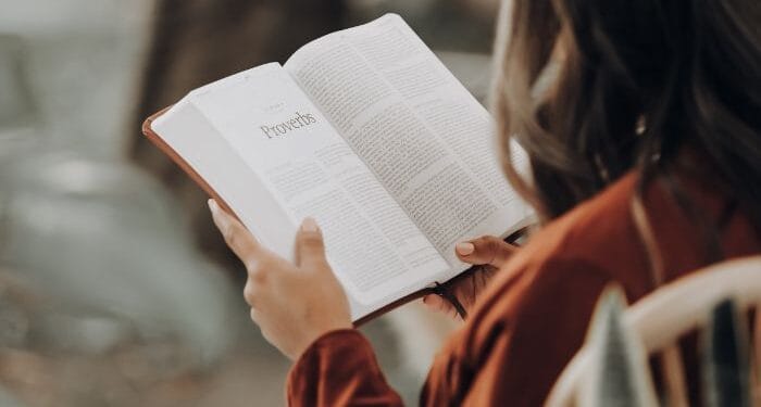 Jovens se tornam cristãs ao testar Bíblia e Alcorão