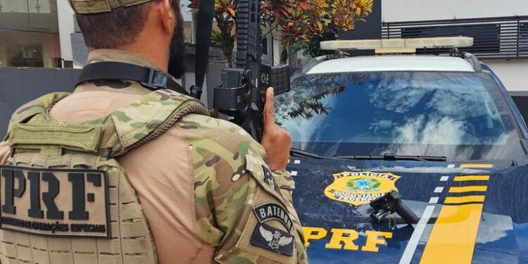 PRF flagra condutor com porte ilegal de arma de fogo na BR-317, em Epitaciolândia/AC