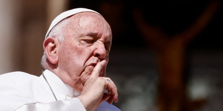 Papa tem novo quadro de insuficiência respiratória e retoma uso de ventilação mecânica