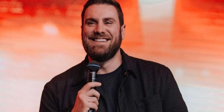 Pastor André Fernandes leiloa o próprio tênis por R$ 8 mil durante o culto