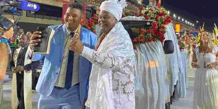 Pastor ora abençoando o carnaval na Sapucaí:”Não é do demônio”