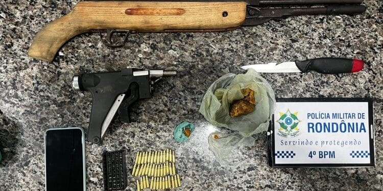 Polícia Militar fecha ponto de tráfico e apreende drogas e armas no bairro Liberdade em Cacoal