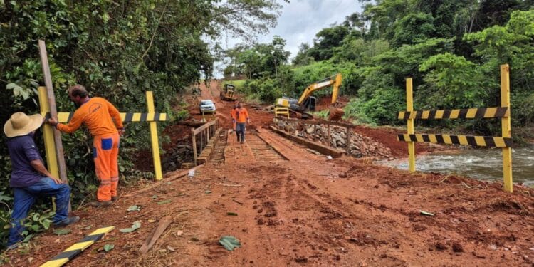Governo de RO realiza manutenção na ponte de madeira no Rio Figueira, na RO-383, em Alta Floresta d’Oeste