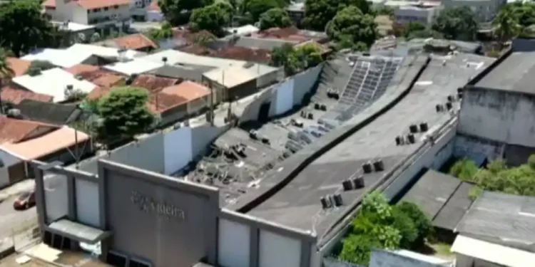 Teto de igreja evangélica desaba durante instalação de placas solares em Goiás