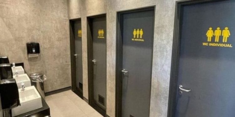 Governador sanciona lei proibindo homens em banheiros femininos