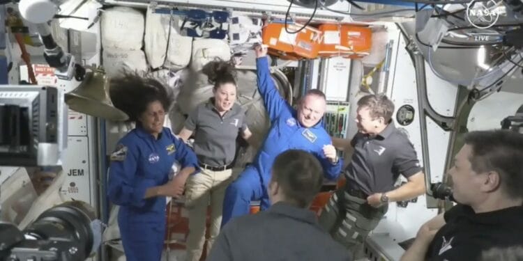 Preso no espaço, astronauta cristão prega antes de voltar à Terra