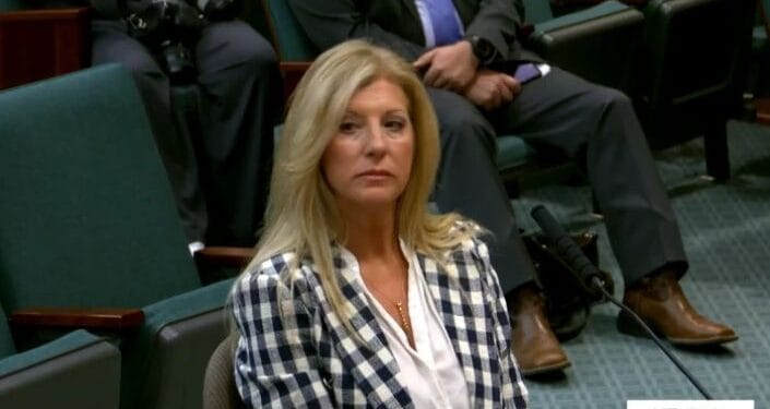 Mulher narra como sua inocência foi corrompida na adolescência