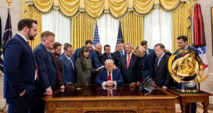 Evangélicos oram por Trump no Salão Oval: ‘Fé é importante’
