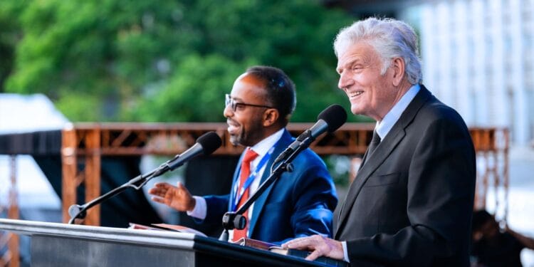 437 mil pessoas vão a cruzada com Franklin Graham