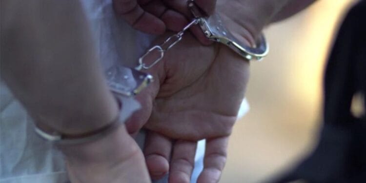 Homem é preso após ameaçar matar membros de igreja com facão