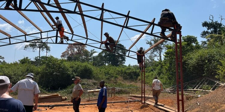 aldeia remota recebe primeiro templo cristão