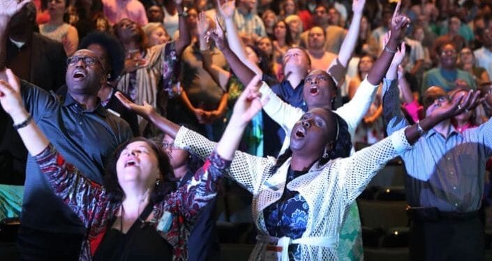 Igrejas que perderam fiéis na pandemia voltam a crescer