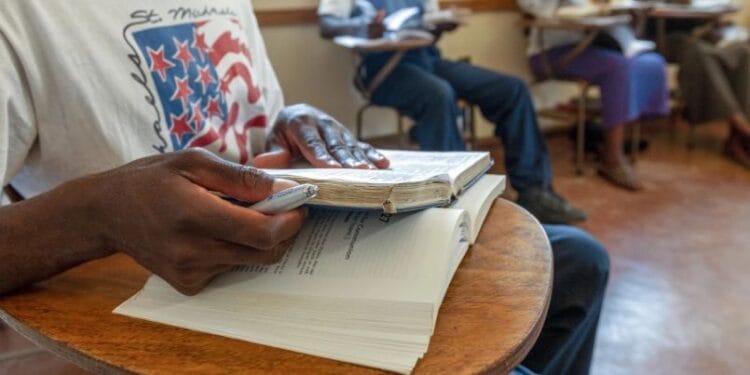 igreja cresce e precisa de líderes com formação teológica