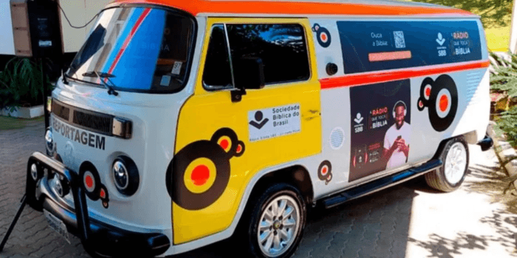 Brasileiros gravam Bíblia em áudio que reúne sotaques de todo país