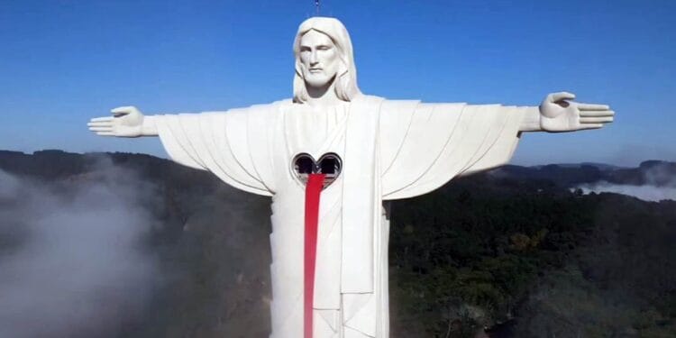 A maior estátua de Cristo do Brasil promete atrair turismo religioso