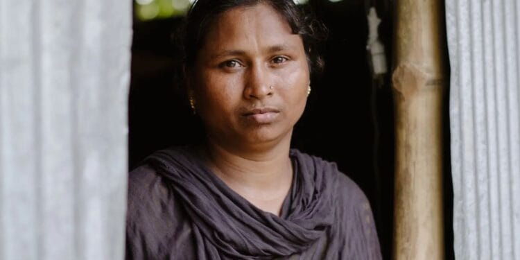 Humilhada por vizinhas, ex-muçulmana segue anunciando a Cristo