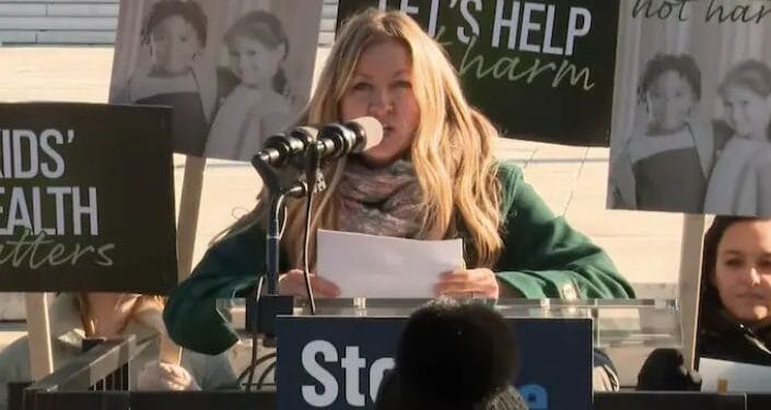 Mãe denuncia escola que incentivar sua filha a ser trans