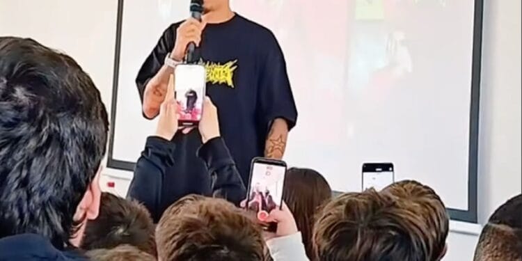 Roberto Firmino planta igreja em Luxemburgo e prega em cultos