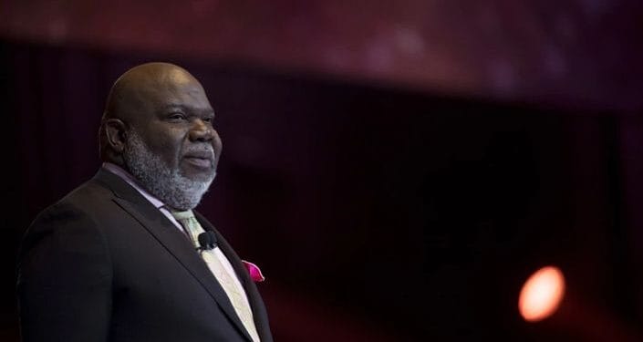 Ex-pastor de jovens diz que famoso bispo nos EUA tentou beijá-lo