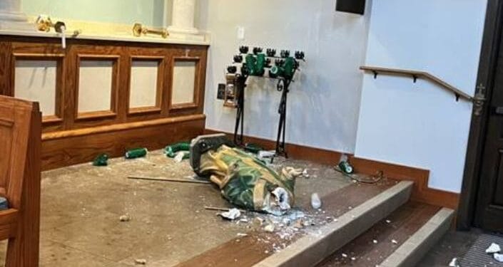 Vândalo que pichou símbolo satânico em paróquia é preso