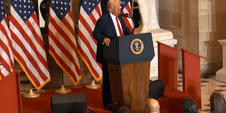 “Fui salvo por Deus”, diz Trump ao se abrir sobre sua fé