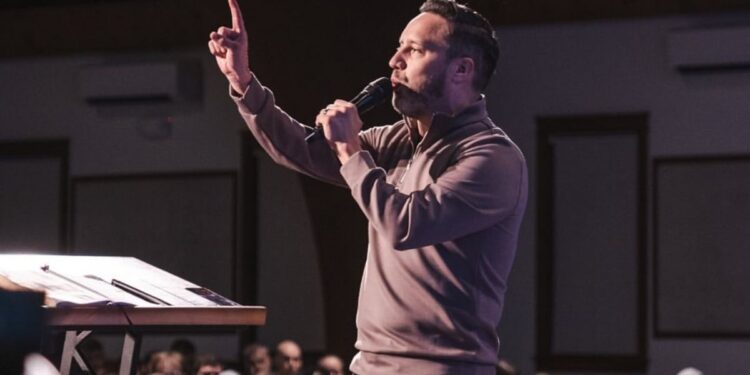 Pastor diz que há um avivamento entre jovens nos EUA: “Estão famintos por Deus”