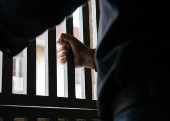 Cristão compartilha o evangelho em campo de deportados