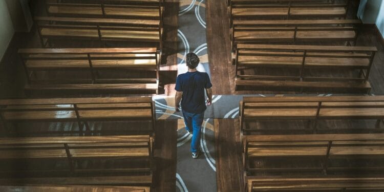 Identidade cristã perde força em 10 países da Europa, diz pesquisa