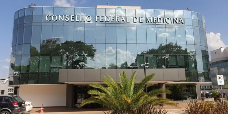 Conselho de Medicina proíbe bloqueadores hormonais para transição de gênero em menores